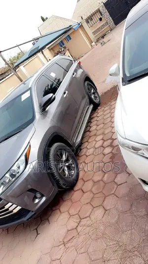 Toyota Highlander XLE 4dr SUV (3.5L 6cyl 6A) 2014 Brown