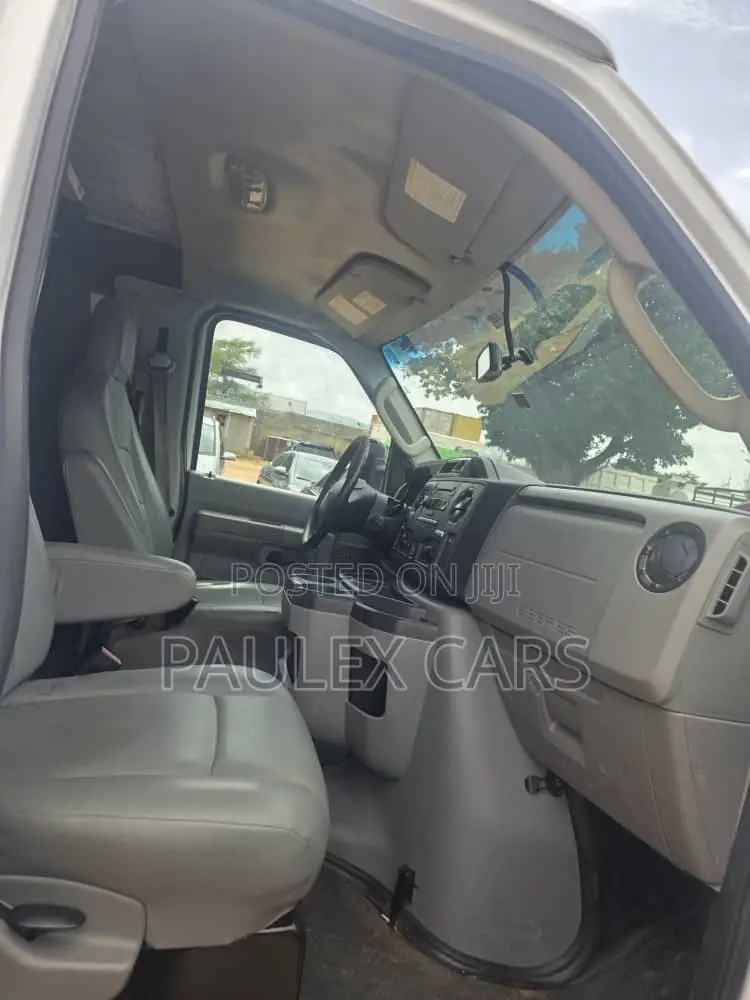 Ford E-250 Van 2005 White