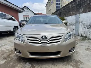 Toyota Camry XLE 4dr Sedan (2.5L 4cyl 6AM) 2010 Gold