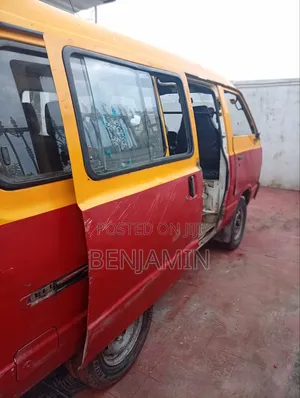 Nissan Vanette 2005 Red