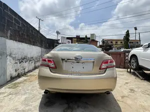 Toyota Camry XLE 4dr Sedan (2.5L 4cyl 6AM) 2010 Gold