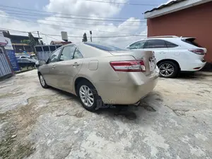Toyota Camry XLE 4dr Sedan (2.5L 4cyl 6AM) 2010 Gold