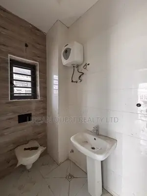 2bdrm Apartment in Lekki Phase 1 for rent