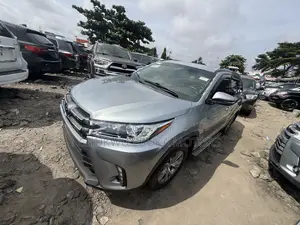 Toyota Highlander XLE 4dr SUV AWD (3.5L 6cyl 6A) 2015 Silver