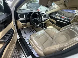 Toyota Highlander LE Plus V6 4x4 (3.5L 6cyl 6A) 2016 White