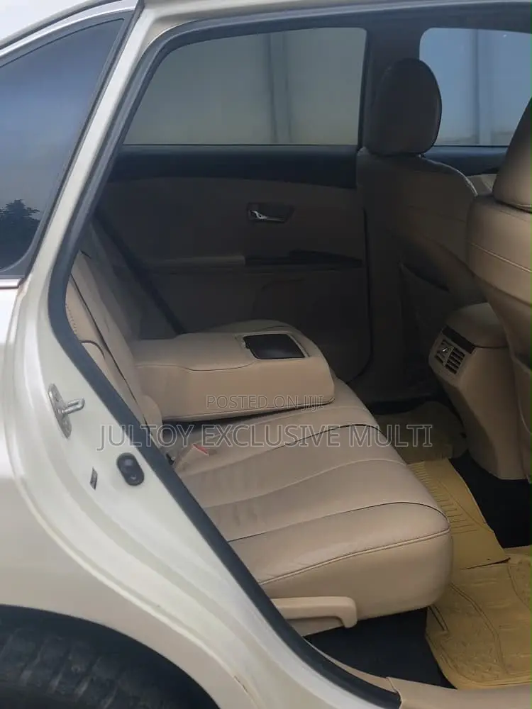 Toyota Venza LE 2011 White