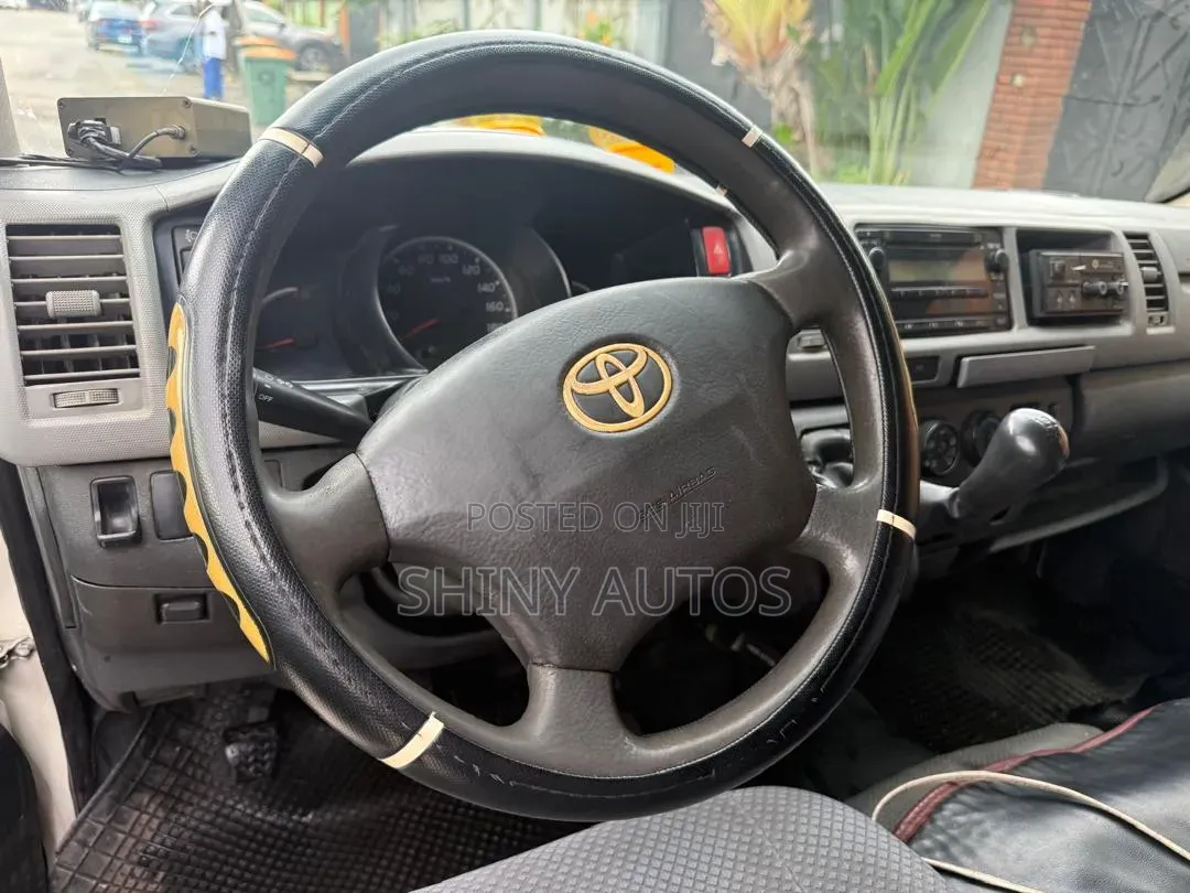 Toyota HiAce 2014 White