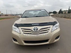Toyota Camry LE 4dr Sedan (2.5L 4cyl 6AM) 2010 Gold