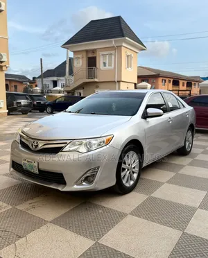 Toyota Camry XLE 4dr Sedan w/Prod. End 11/13 (3.5L 6cyl 6A) 2014 Silver