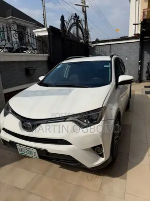 Toyota RAV4 LE FWD (2.5L 4cyl 6A) 2017 White