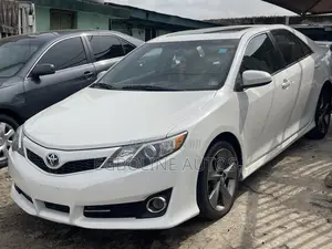 Toyota Camry SE 4dr Sedan (2.5L 4cyl 6A) 2014 White