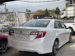 Toyota Camry SE 4dr Sedan (2.5L 4cyl 6A) 2014 White