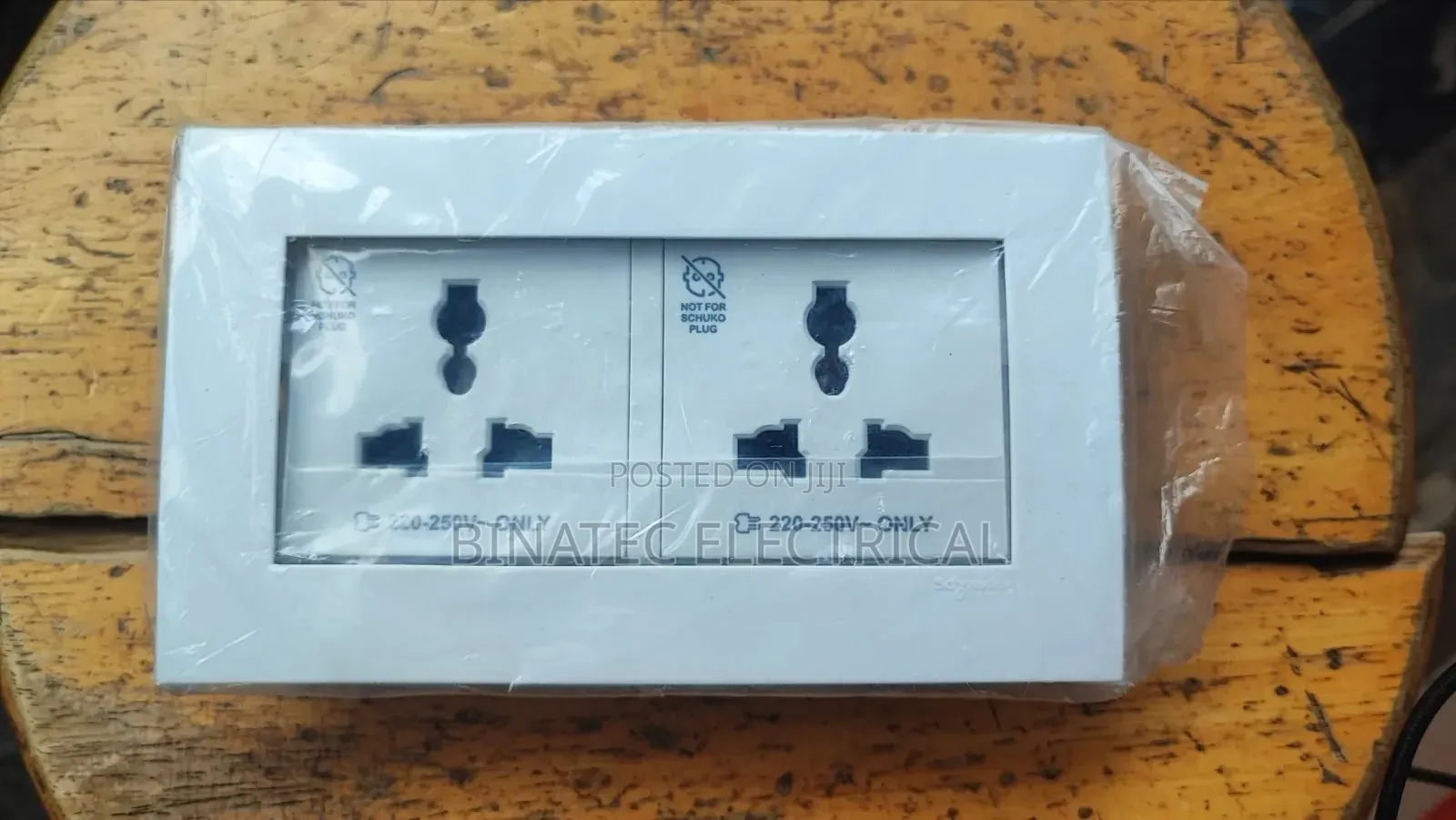 Universal Schneider 13a Double Socket
