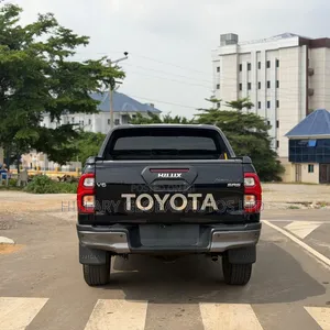 New Toyota Hilux 2025 Black