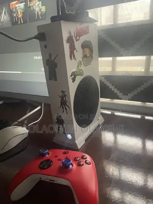 Xbox Series S 500GB and Logitech G239