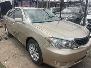 Toyota Camry LE 4dr Sedan (2.4L 4cyl 5A) 2005 Gold