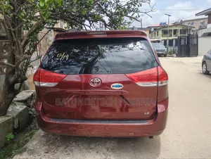 Toyota Sienna 2011 Red
