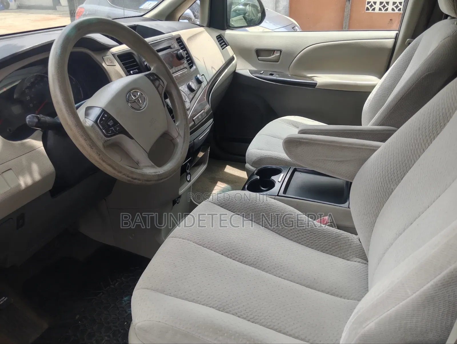 Toyota Sienna 2011 Red