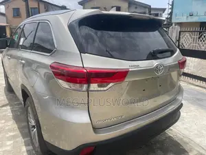 Toyota Highlander XLE 4dr SUV (3.5L 6cyl 6A) 2015 Gold