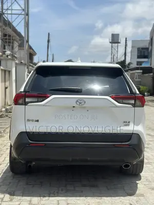 Toyota RAV4 XLE AWD 2020 White