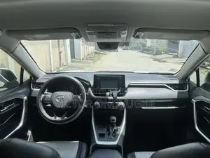 Toyota RAV4 XLE AWD 2020 White