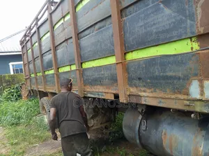 V8 Mercedes 6 Tyre Truck