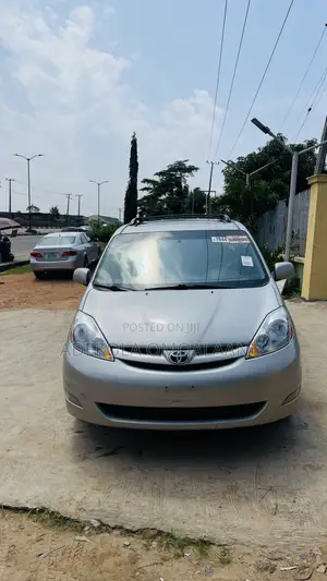 Toyota Sienna XLE 7 Passenger 2010 Silver