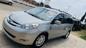 Toyota Sienna XLE 7 Passenger 2010 Silver