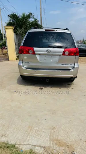 Toyota Sienna XLE 7 Passenger 2010 Silver