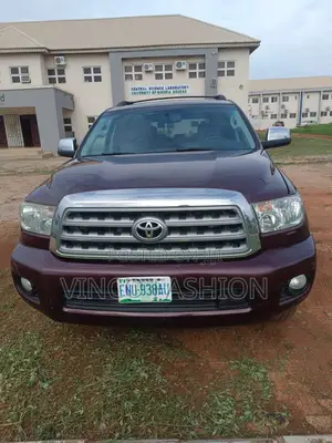 Toyota Sequoia Platinum 4dr SUV (5.7L 8cyl 6A) 2011