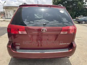 Toyota Sienna 2005 Red