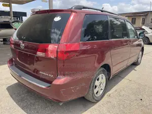 Toyota Sienna 2005 Red