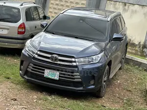 Toyota Highlander LE Plus 4x4 V6 (3.5L 6cyl 8A) 2018 Gray