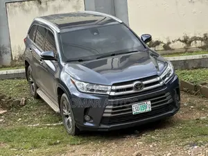 Toyota Highlander LE Plus 4x4 V6 (3.5L 6cyl 8A) 2018 Gray