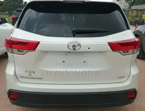 Toyota Highlander XLE 4x4 V6 (3.5L 6cyl 8A) 2018 Off white