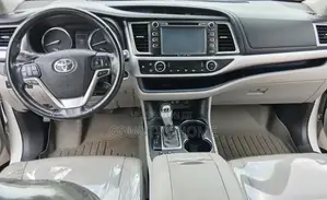 Toyota Highlander XLE 4x4 V6 (3.5L 6cyl 8A) 2018 Off white