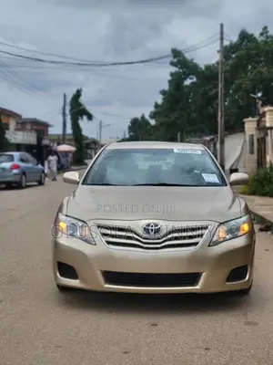 Toyota Camry LE 4dr Sedan (2.5L 4cyl 6A) 2011 Gold
