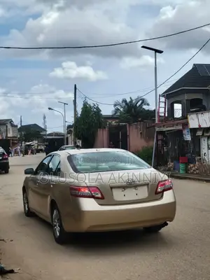 Toyota Camry LE 4dr Sedan (2.5L 4cyl 6A) 2011 Gold