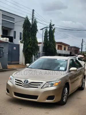 Toyota Camry LE 4dr Sedan (2.5L 4cyl 6A) 2011 Gold