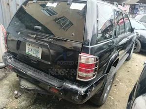 Nissan Pathfinder Automatic 2000 Black