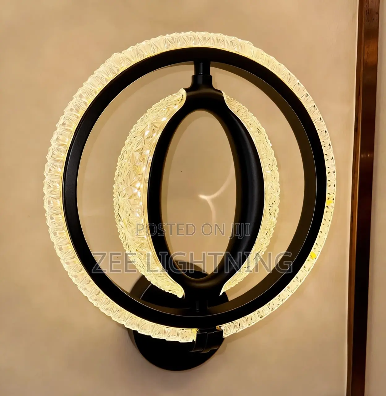 Shining Gold Wall Bracket With Top Notch Quality