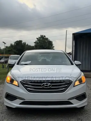 Hyundai Sonata Base Sedan FWD (2.4L 4cyl 6A) 2017 White