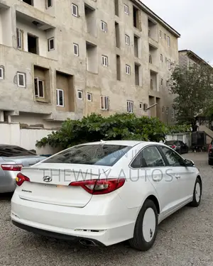 Hyundai Sonata Base Sedan FWD (2.4L 4cyl 6A) 2017 White
