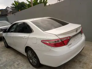Toyota Camry SE 4dr Sedan (2.5L 4cyl 6A) 2016 White