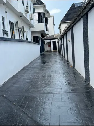5bdrm Duplex in Chevron for rent