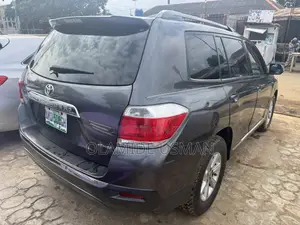 Toyota Highlander SE 2011 Gray
