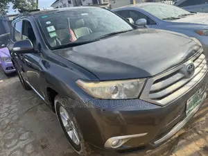 Toyota Highlander SE 2011 Gray