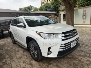 Toyota Highlander XLE 4x4 V6 (3.5L 6cyl 8A) 2017 White