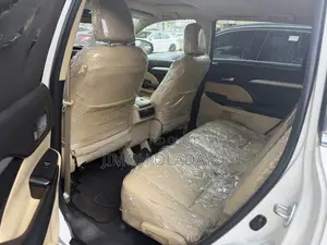 Toyota Highlander XLE 4x4 V6 (3.5L 6cyl 8A) 2017 White