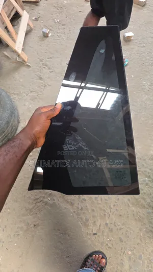2025 Range Rover Vogue Back Door Small Vent Glass Available at Chimatex